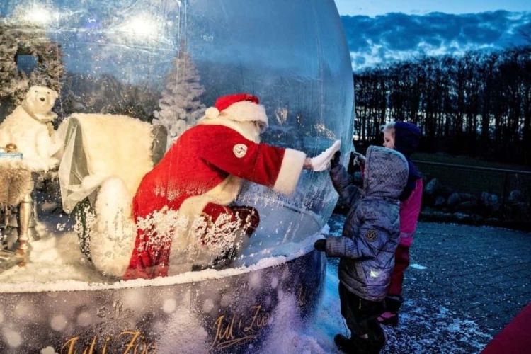 Άγιος Βασίλης η το Βρέφος Ιησούς; Άγιος Βασίλης η το Βρέφος Ιησούς;
