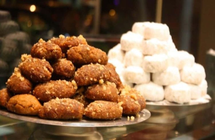 ΔΙΑΤΡΟΦΗ: Οι θερμίδες στα μελομακάρονα και τους κουραμπιέδες