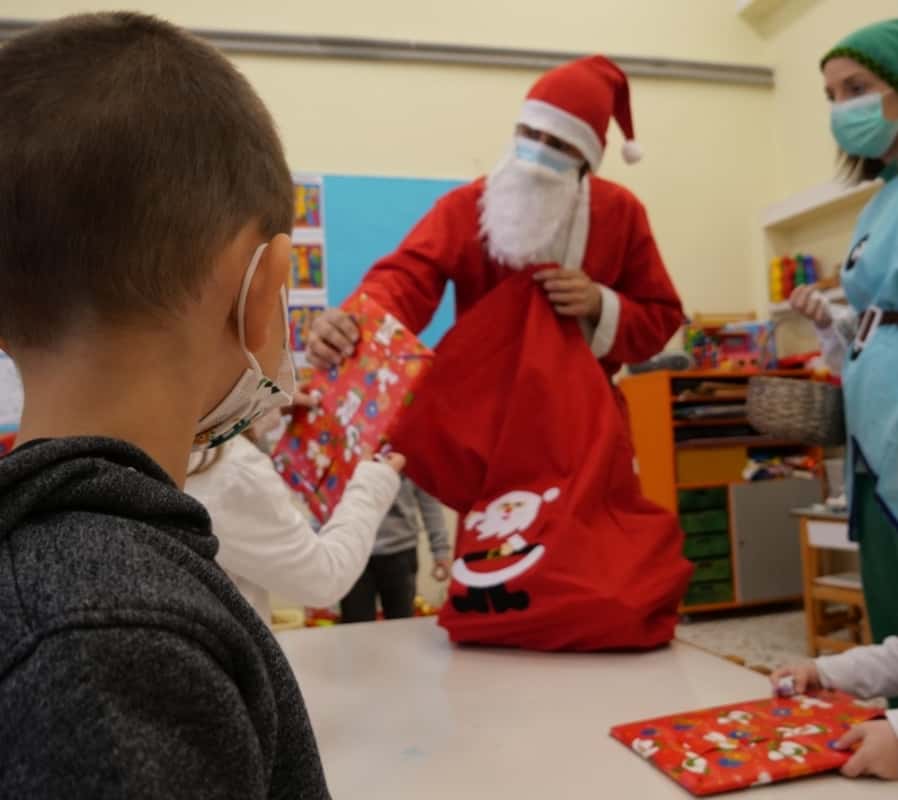 Δώρα Και Ευχές Μοίρασε Ο Άγιος Βασίλης Στα Παιδιά Του Ειδικού Σχολείου Και Του 2Ου Νηπιαγωγείου Γρεβενών