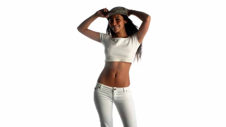Η νέα γυναικεία μόδα με τα κοντά τοπ
