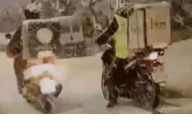 Μην ακούσω να ξαναβρίσεις τον «ντελιβερά» γιατί θα φάμε τα μουστάκια μας (κι επειδή εγώ δεν έχω θα φάμε τα δικά σου.) Μην ακούσω να ξαναβρίσεις τον «ντελιβερά» γιατί θα φάμε τα μουστάκια μας (κι επειδή εγώ δεν έχω θα φάμε τα δικά σου.)