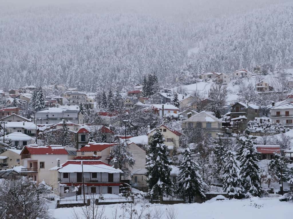 Πλήθος Κόσμου Στη Χιονισμένη Βασιλίτσα – Καθαρό Το Οδικό Δίκτυο Σε Χωριά Και Χιονοδρομικό