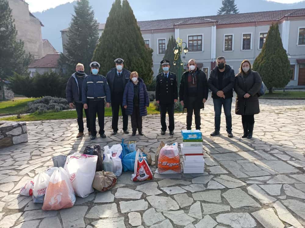 Στο Πλαίσιο Εορτασμού Των Χριστουγέννων Και Του Νέου Έτους, Οι Αστυνομικές Υπηρεσίες Της Δυτικής Μακεδονίας Συγκέντρωσαν Εθελοντικά Διάφορα Είδη, Τα Οποία Προσφέρθηκαν Σε Ιδρύματα Και Φορείς