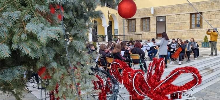 Χριστουγεννιάτικες Μελωδίες Από Το Μουσικό Σχολείο Σιάτιστας Στο Δημαρχείο Βοΐου