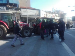 Αγρότες Δρεπάνου: Πήραν τα τρακτέρ και έφτασαν στο Δημαρχείο Αγρότες Δρεπάνου: Πήραν τα τρακτέρ και έφτασαν στο Δημαρχείο