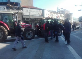 Αγρότες Δρεπάνου: Πήραν Τα Τρακτέρ Και Έφτασαν Στο Δημαρχείο