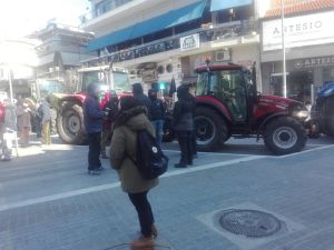 Αγρότες Δρεπάνου: Πήραν τα τρακτέρ και έφτασαν στο Δημαρχείο Αγρότες Δρεπάνου: Πήραν τα τρακτέρ και έφτασαν στο Δημαρχείο