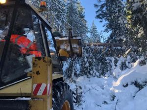 Ελικόπτερο απεγκλώβισε τους αποκλεισμένους στο Καταφύγι Κοζάνης Ελικόπτερο απεγκλώβισε τους αποκλεισμένους στο Καταφύγι Κοζάνης