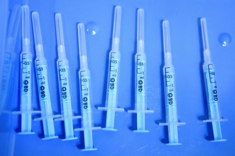 Κορονοϊός: Πώς Τα Εμβόλια Μείωσαν Στο Μισό Θανάτους Και Νοσηλείες