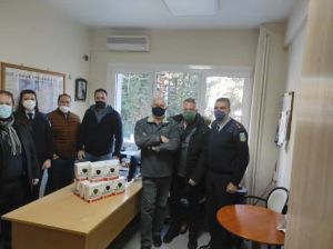 Μοίρασε  3.000 μάσκες  στις αστυνομικές υπηρεσίες του Νομού
