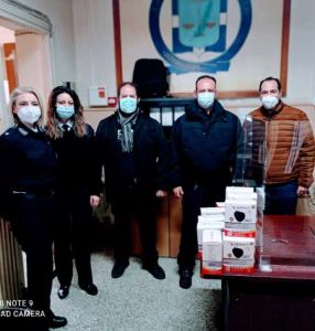 Μοίρασε  3.000 μάσκες  στις αστυνομικές υπηρεσίες του Νομού