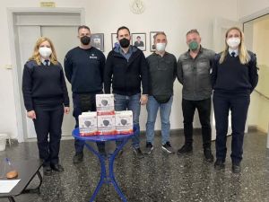 Μοίρασε  3.000 μάσκες  στις αστυνομικές υπηρεσίες του Νομού