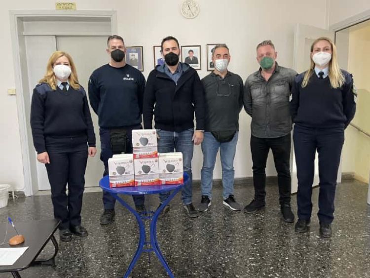 Μοίρασε  3.000 μάσκες  στις αστυνομικές υπηρεσίες του Νομού