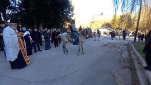 Οι καβαλάρηδες του Κρόκου επέστρεψαν από μονή του Αγίου Νικάνορα φέρνοντας μαζί τους μέρος των λείψανων του Αγίου