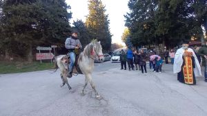 Οι καβαλάρηδες του Κρόκου επέστρεψαν από μονή του Αγίου Νικάνορα φέρνοντας μαζί τους μέρος των λείψανων του Αγίου