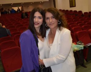 Το μήλο λένε πέφτει κάτω από τη μηλιά... Το μήλο λένε πέφτει κάτω από τη μηλιά…