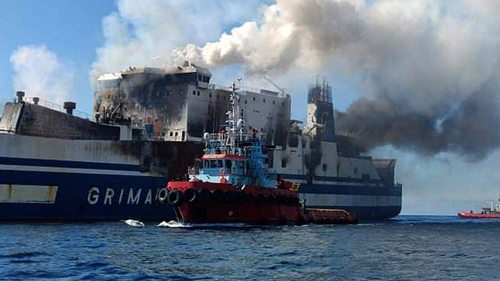 Euroferry Olympia: Το πλοίο έχει προσδεθεί από ρυμουλκό