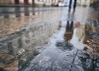 Καιρός σήμερα: Αυξημένες νεφώσεις με τοπικές βροχές – Σποραδικές καταιγίδες