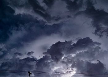 Καιρός σήμερα: Σποραδικές βροχές και πρόσκαιρες καταιγίδες