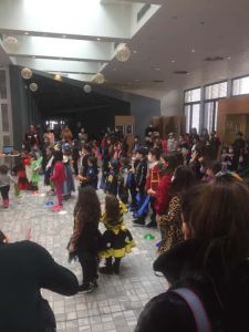 Πλημμύρισε η Δημοτική Βιβλιοθήκη Κοζάνης, από μικρά καρναβαλάκια το πρωί της Μικρής Αποκριάς