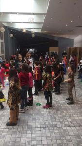 Πλημμύρισε η Δημοτική Βιβλιοθήκη Κοζάνης, από μικρά καρναβαλάκια το πρωί της Μικρής Αποκριάς