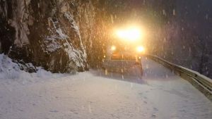 Τα εκχιονιστικά του Δήμου Γρεβενών “σαρώνουν” το οδικό δίκτυο