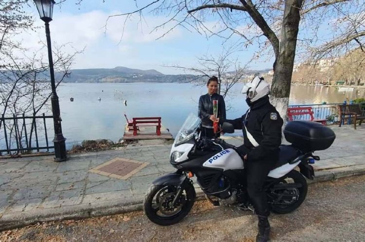 Ένα λουλούδι αποτελεί το ελάχιστο δείγμα αναγνώρισης στη γυναίκα