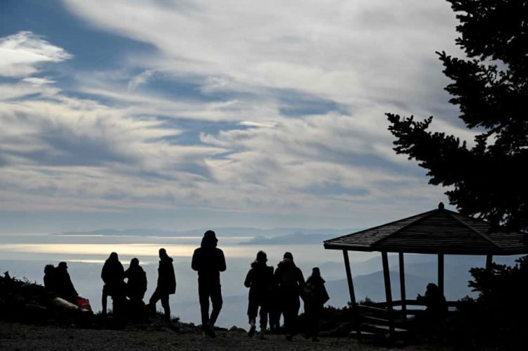 Καιρός Σήμερα: Γενικά αίθριος, με λίγες νεφώσεις και με ασθενείς βροχές