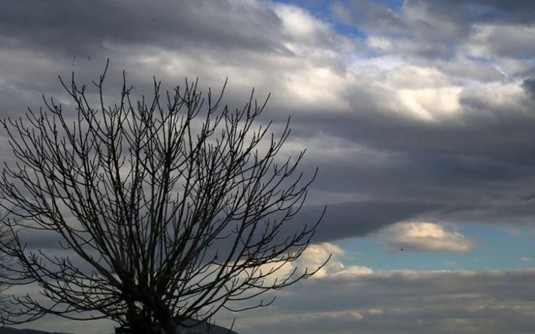 Καιρός Σήμερα: Λίγες νεφώσεις με τοπικές βροχές