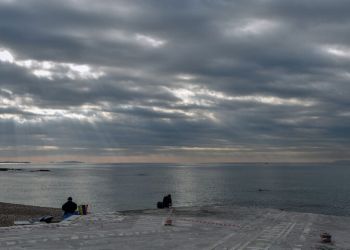 Καιρός σήμερα: Επιδείνωση με τοπικές βροχές και σποραδικές καταιγίδες