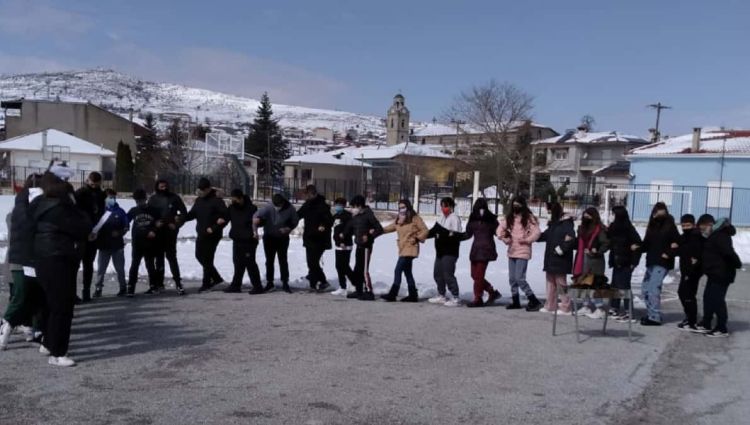 Γυμνάσιο Γαλατινής: Ανάψαν Συμβολικά Φανό Τιμώντας Το Έθιμο