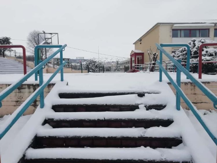 8Ο Γυμνάσιο Κοζάνης: “Δεν Πιστεύω Να Περιμένει Ο Δήμαρχος Οι Εκπαιδευτικοί Του Σχολείου Να Καθαρίσουμε Την Αυλή Από Τα Χιόνια…;”