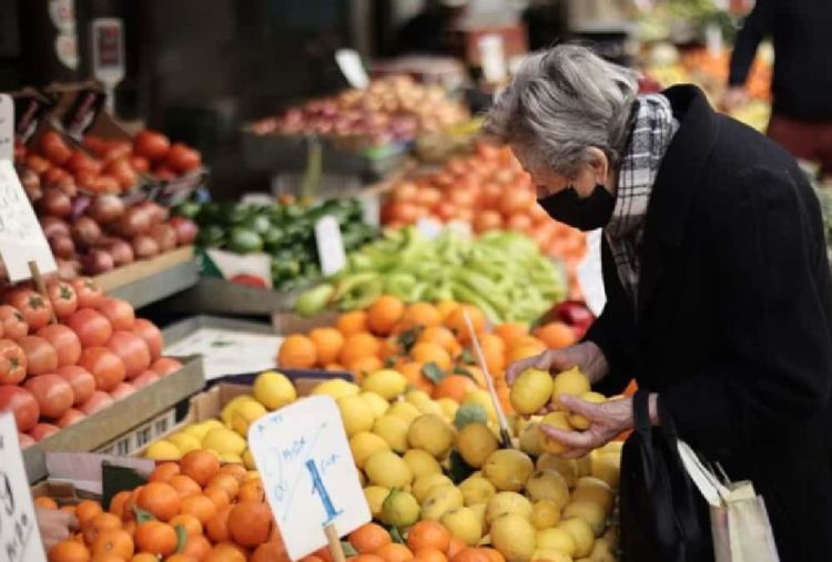 Η ακρίβεια «γονατίζει» νοικοκυριά και επιχειρήσεις – Εφιαλτικές προβλέψεις για τον πληθωρισμό