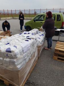 Διανομή τροφίμων σε ευάλωτους συμπολίτες μας Διανομή τροφίμων σε ευάλωτους συμπολίτες μας