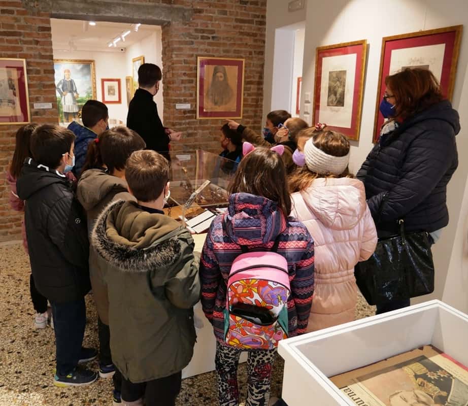 Ενθουσιασμένοι μικροί και μεγάλοι με τις ιστορικές μας εκθέσεις στα Γρεβενά Ενθουσιασμένοι μικροί και μεγάλοι με τις ιστορικές μας εκθέσεις στα Γρεβενά