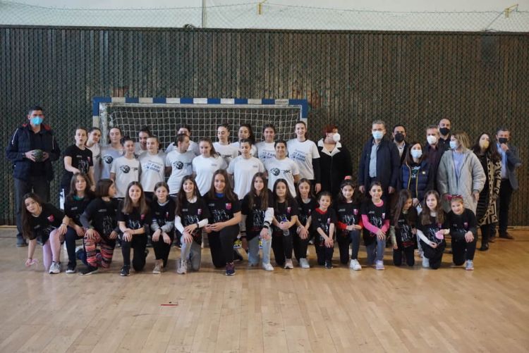 «Η ισότητα είναι στο χέρι σου»: Το κοινό μήνυμα για την ισότητα των φύλων από το Δήμο Κοζάνης και την ομάδα του Εθνικού χάντμπολ