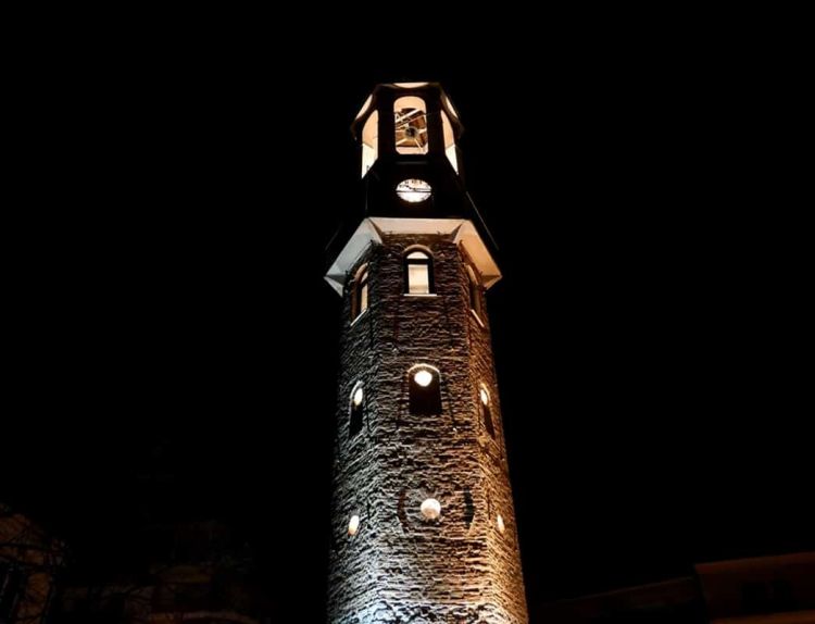 Με περισσότερο φως το ιστορικό  ρολόι στα Γρεβενά και με την παραδοσιακή του καμπάνα να ξαναχτυπά