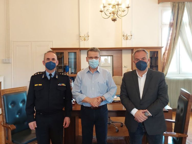 Ο  Λ. Μαλούτας με το νέο διοικητή της Π.Υ. Κοζάνης Ιωάννη Αμανατίδη