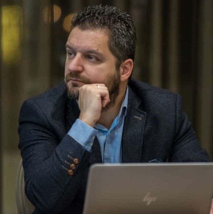 Ο Νίκος Ντάβος  Διαχειριστής του Clube συγχαίρει τον Γιώργο Κασαπίδη σχετικά με την πρόταση του για το «white Dragon»