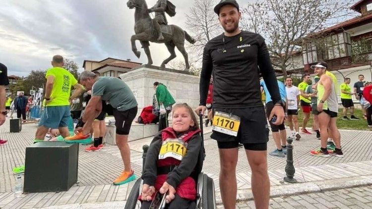 Την ανέβασε στην πλάτη του στον Όλυμπο