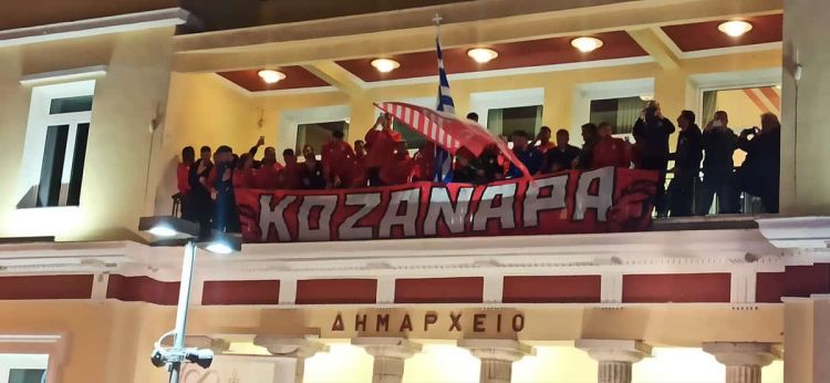 Τρελό γλέντι στο καμπαναριό για την ομάδα της Κοζάνης.  Πρωταθλήτρια του τρίτου ομίλου Γ Εθνικής