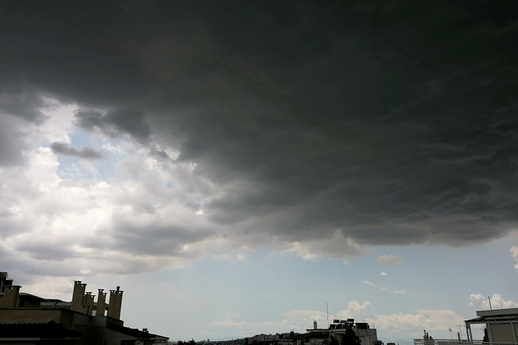 Καιρός Σήμερα: Συννεφιά Με Τοπικές Βροχές Και Σποραδικές Καταιγίδες