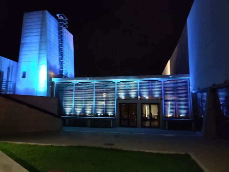 Με Μπλε Χρώμα Φωταγωγήθηκε Η Κοβεντάρειος Δημοτική Βιβλιοθήκη Κοζάνης