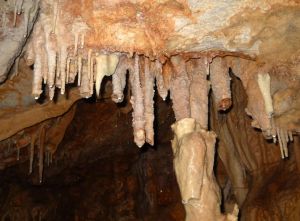 Το Σπήλαιο της Εράτυρας, με σταλακτίτες και σταλαγμίτες