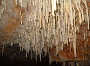 Το Σπήλαιο της Εράτυρας, με σταλακτίτες και σταλαγμίτες