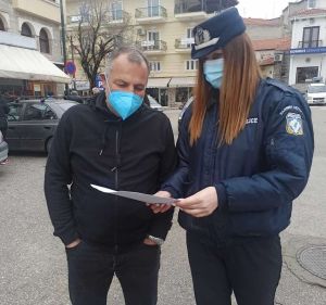 Διανεμήθηκαν ενημερωτικά φυλλάδια από αστυνομικούς για την πρόληψη κλοπών και απατών , διανεμήθηκαν ενημερωτικά φυλλάδια από αστυνομικούς για την πρόληψη κλοπών και απατών