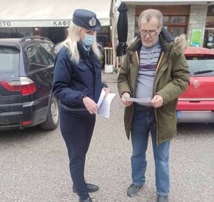 Διανεμήθηκαν ενημερωτικά φυλλάδια από αστυνομικούς για την πρόληψη κλοπών και απατών , διανεμήθηκαν ενημερωτικά φυλλάδια από αστυνομικούς για την πρόληψη κλοπών και απατών