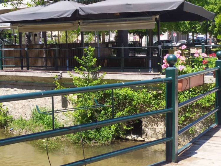 Άγνωστοι αφαίρεσαν ζαρντινιέρες με λουλούδια από την παραποτάμια περιοχή της Φλώρινας