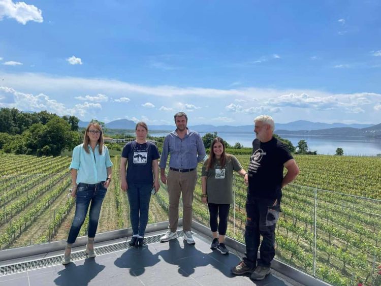 Επίσκεψη των Αντιπεριφερειαρχών σε Αγροτικούς Συνεταιρισμούς και Οινοποιούς του Βελβεντού