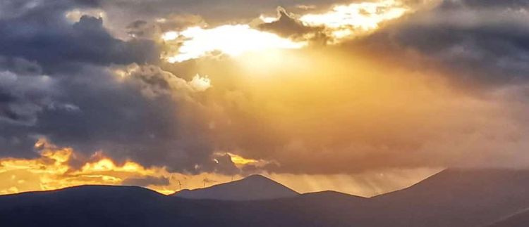 Ο Καιρός Σήμερα: Ηλιοφάνεια με συννεφιά και βροχές, τοπικές χαλαζοπτώσεις